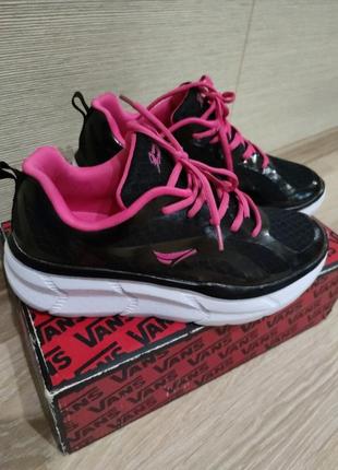 Кросівки фірмові