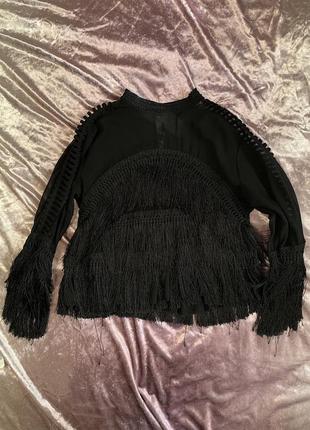 Блуза черного цвета с бахромой1 фото