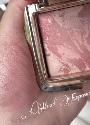 Розовые натуральные шелковистые запеченные сухие компактные румяна hourglass ambient lighting blush mood exposure3 фото