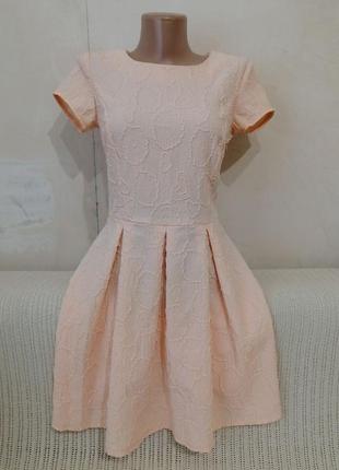 Сукня ніжно персикового кольору з об'ємним квітковим декором