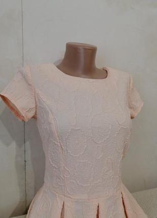 Сукня ніжно персикового кольору з об'ємним квітковим декором3 фото