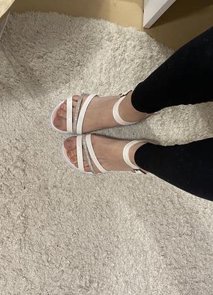 Босоніжки на платформі зі сріблястою смужкою