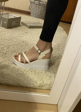 Босоніжки на платформі зі сріблястою смужкою