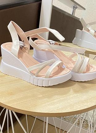 Босоніжки на платформі зі сріблястою смужкою