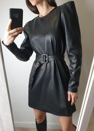 Базовое черное кожаное платье с поясом объемными рукавами короткая мини эко-кожа