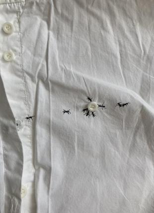 Біла блузка з креативним малюнком5 фото