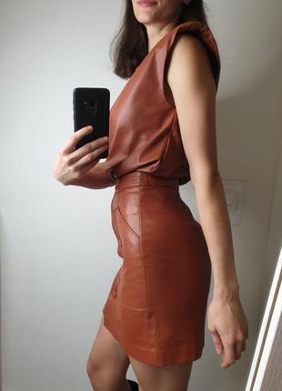 Шикарный кожаный комплект юбка с высокой посадкой жилет stradivarius костюм эко-кожа кирпичный кирпичный кирпич3 фото
