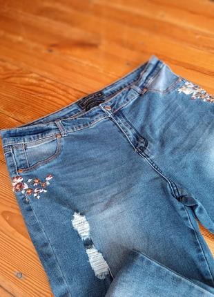 Стильные джинсы 👖 с вышивкой рваные