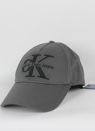 Красивая кепка calvin klein