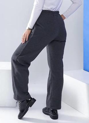 Жіночі зимові теплі темно-сірі штани прямі на флісі великі розміри