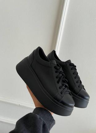 Черные кожаные легкие кроссовки на шнуровке на массивной подошве