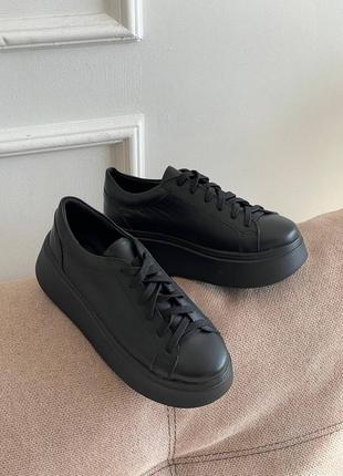 Черные кожаные легкие кроссовки на шнуровке на массивной подошве6 фото