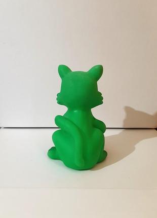 Игрушка лисёнок зелёный с мячом коричневым резиновый для игр и для ванны4 фото