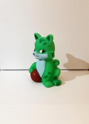 Игрушка лисёнок зелёный с мячом коричневым резиновый для игр и для ванны2 фото