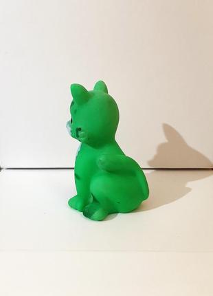 Игрушка лисёнок зелёный с мячом коричневым резиновый для игр и для ванны3 фото