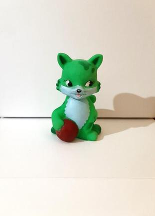 Іграшка лисеня зелене з м'ячем коричневим гумове для ігор та для ванни