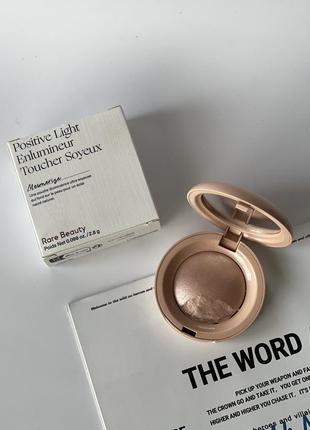 Сухой розовый хайлайтер розовое золото rare beauty by selena gomez positive light silky touch highlighter mesmerize