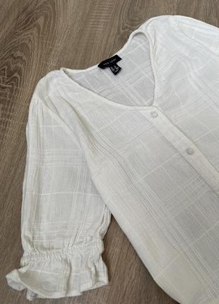 Молочна натуральна блуза топ на гудзиках з рюшами в стилі old money базова сорочка new look2 фото