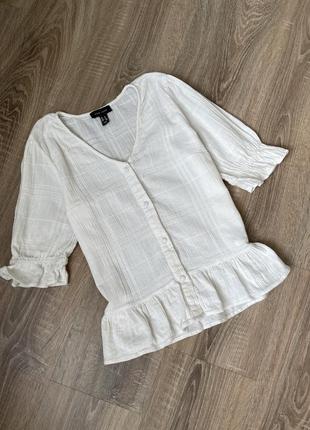 Молочна натуральна блуза топ на гудзиках з рюшами в стилі old money базова сорочка new look1 фото