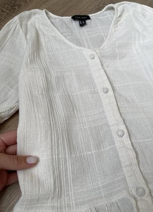 Молочна натуральна блуза топ на гудзиках з рюшами в стилі old money базова сорочка new look4 фото