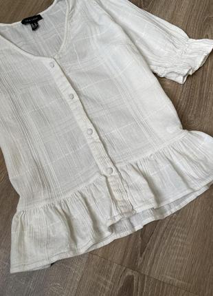Молочна натуральна блуза топ на гудзиках з рюшами в стилі old money базова сорочка new look6 фото