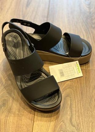 Босоніжки на танкетці крокс crocs brooklyn low, 37, 38, 39, 408 фото