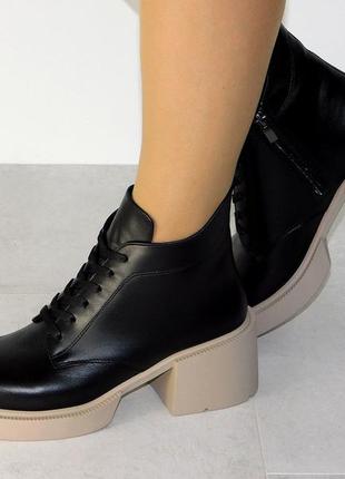 Ботиночки кожаные на широком каблуке деми женские черные на беж подошве1 фото