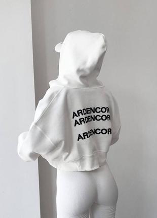 Укороченное зип худи с принтом на спине