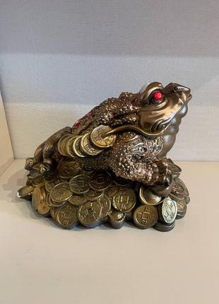 Велика золота грошова жаба-скарбничка на монетах1 фото