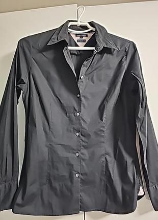 Рубашка ярко черного цвета, брендированные пуговицы