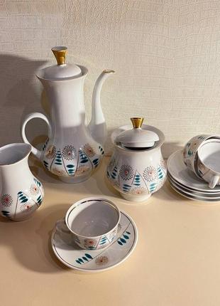 Чайный фарфоровый сервиз бориславского завода: чайник, молочник, блюдца1 фото