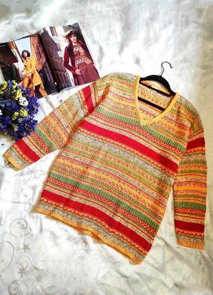 Яркий свитер в винтажном стиле