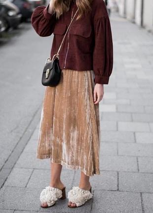 Велюровая нюдовая юбка миди h&m.