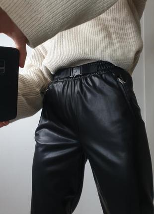 Актуальні шкіряні штани джогери з високою посадкою поясом резинкою кишенями еко-шкіра2 фото
