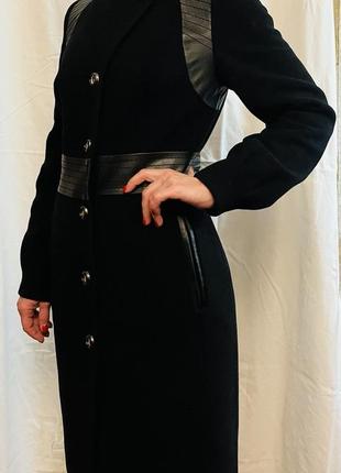 Черное фетровое пальто