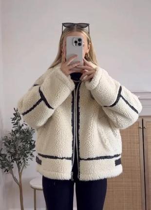 Молочна плюшева куртка zara