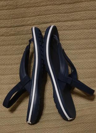 Симпатичные открытые фирменные босоножки темно-синего цвета crocs classic flip c 8.6 фото