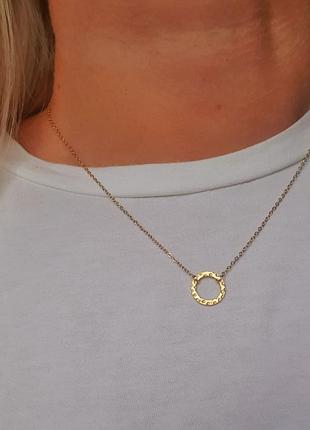 Тонкая маленькая цепочка с круглым кулоном из медицинского золота