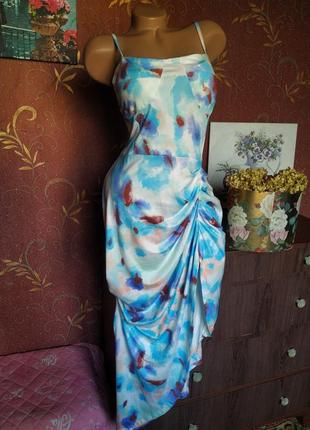 Асимметричное платье с разрезом с небесным принтом