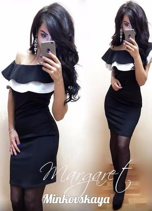 Сукня з воланом на плечі