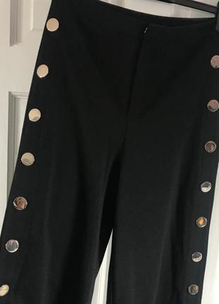 Крутые брюки кюлоты h&amp;m с массивными кнопками на штанинах по бокам.4 фото