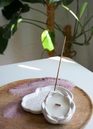 Соєва свічка з ефірними аромамаслами в гіпсовому кашпо лотос з підставкой рука фатіми