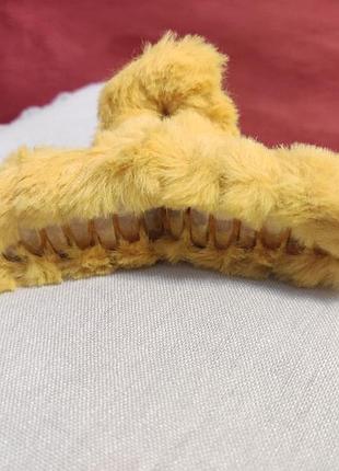 Пухнаста заколка для волосся