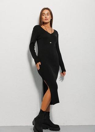 Платье женское вязаное в рубчик с разрезом миди черное modna kazka mkar102034-1
