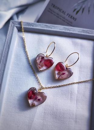Комплект набор украшений сердца с натуральными высушенными цветами в смоле1 фото