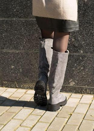 Женские зимние замшевые сапоги на платформе с натуральным мехом евро серые4 фото