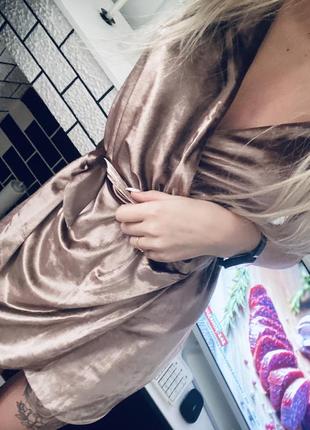 Золотое бархатное коктейльное нарядное сексуальное короткое платье на запах на бретелях