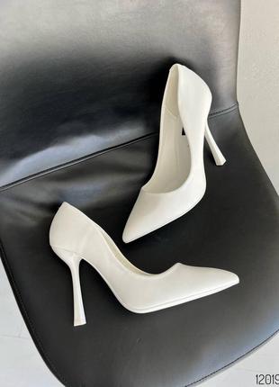 Белые кожаные туфли лодочки на высокой шпильке с острым носом свадебные8 фото