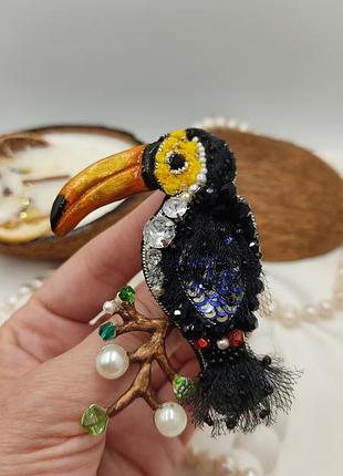 Брошка ручної роботи тукан