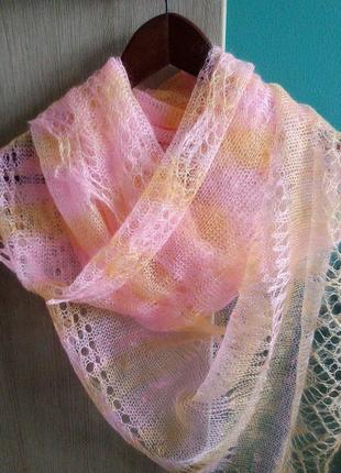 Красивый и стильный оригинальный оренбургский палантин